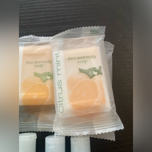 4/$25 Bath & Body Works White Citrus travel set. Includes 1 shampoo & 4 cond. - Picture 2 of 3